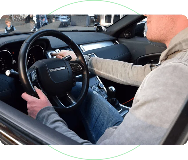 Fahrschüler startet Auto